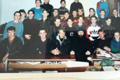 Cetinje-1995.-Razredni-staresina-Vladika-Jovan-Culibrk-sa-djacima-IV-generacije-obnovljene-Cetinjske-bogoslovije-1995-2000