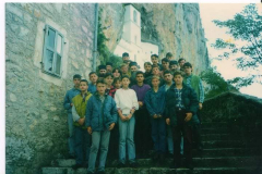 Manastir-Ostrog-1995.-Mitr.-Amfilohije-i-Vl.-Jovan-sa-djacima-IV-gen.-obnovljene-Cetinjske-bogoslovije-1995-2000