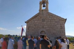 received_996049847738298-Medium