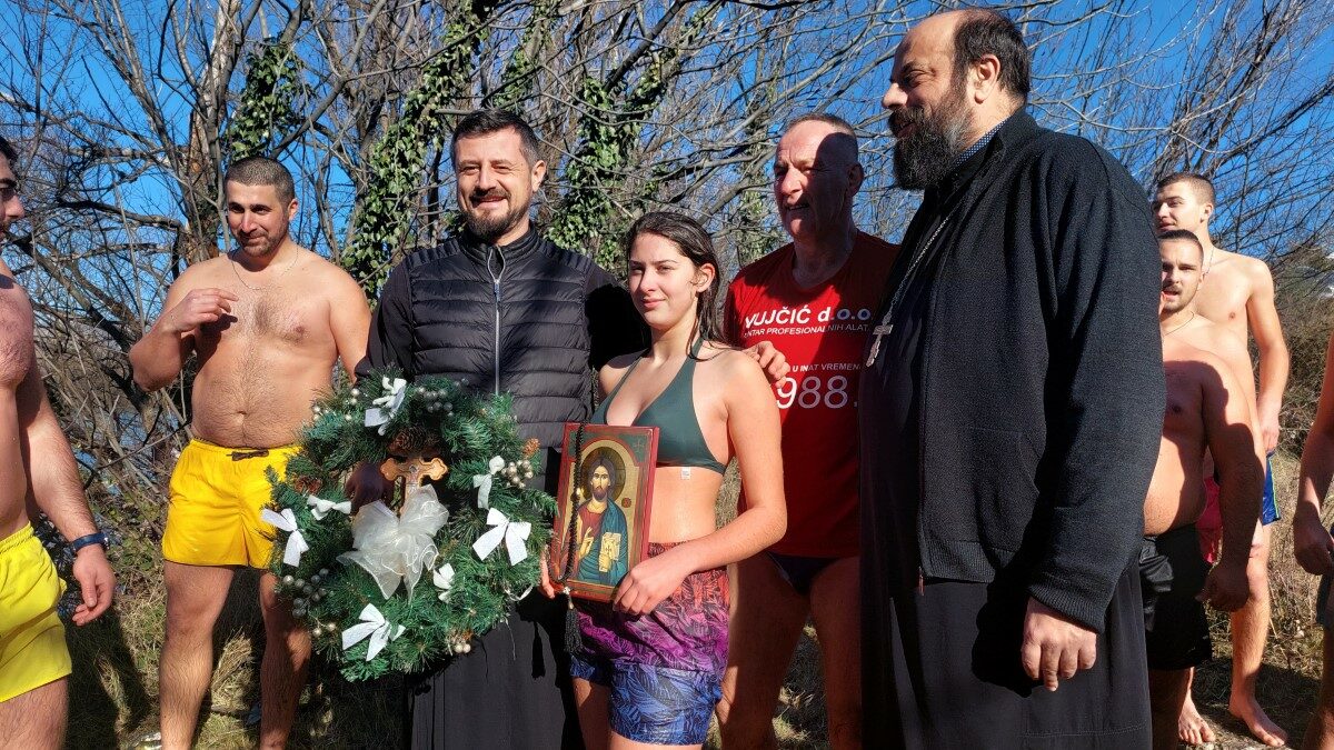 Традиција се наставља – Прва до Часног Крста у Неретви допливала Слађана Милићевић
