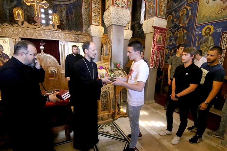 Епископ Димитрије уручио матурантима Гимназије примјерке Новог Завјета