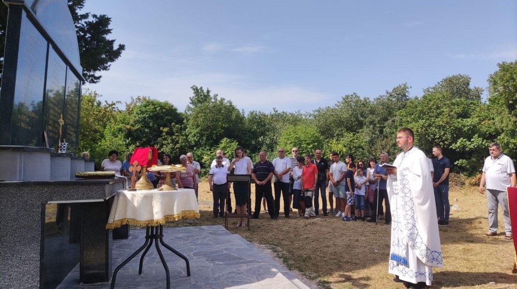 Света Литургија и освећење споменика мученицима у Драчеву