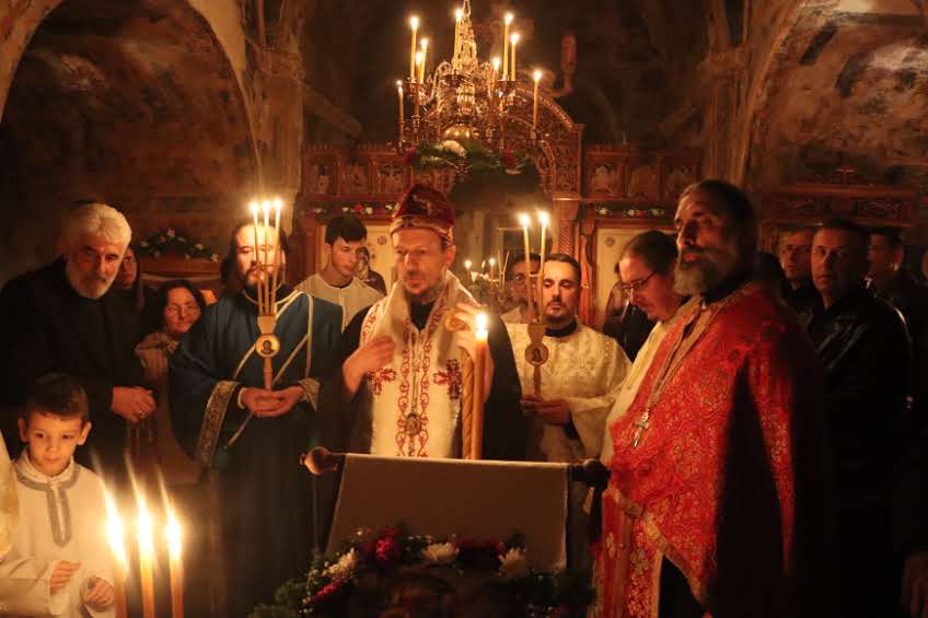Навечерје празника у Манастиру Добрићево