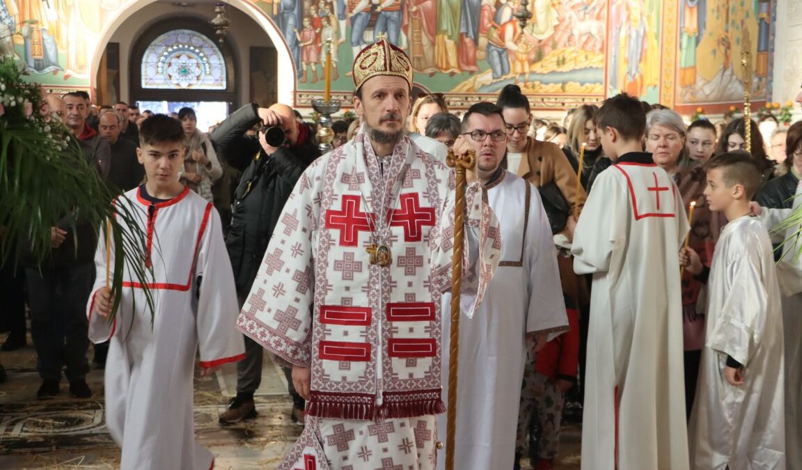 Епископ Димитрије на Бадњи дан богослужио у требињском Саборном храму