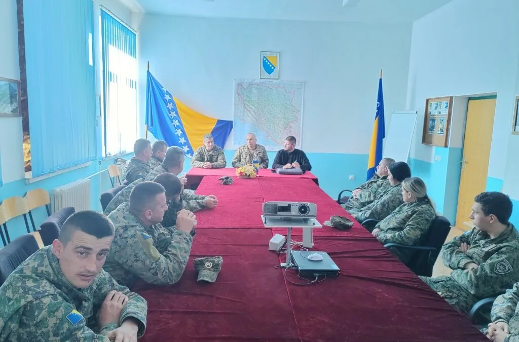 Предавање у касарни у Ливчу