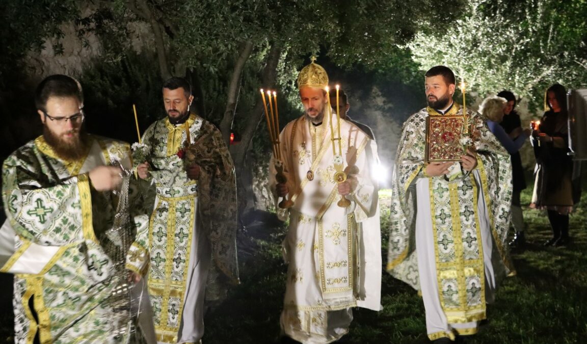 Епископ Димитрије служио у поноћ Васкршњу Литургију у Храму Рођења Пресвете Богородице у Мостару