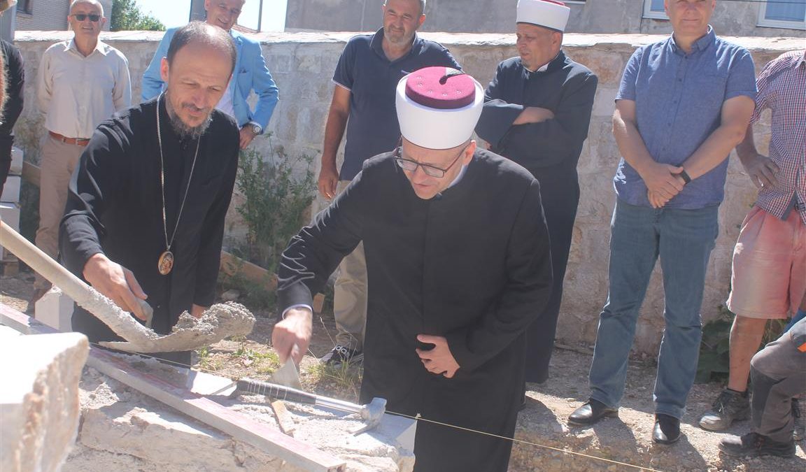Муфтија Дедовић и владика Димитрије уградили камен у зид започете обнове Дугалића џамије у Невесињу