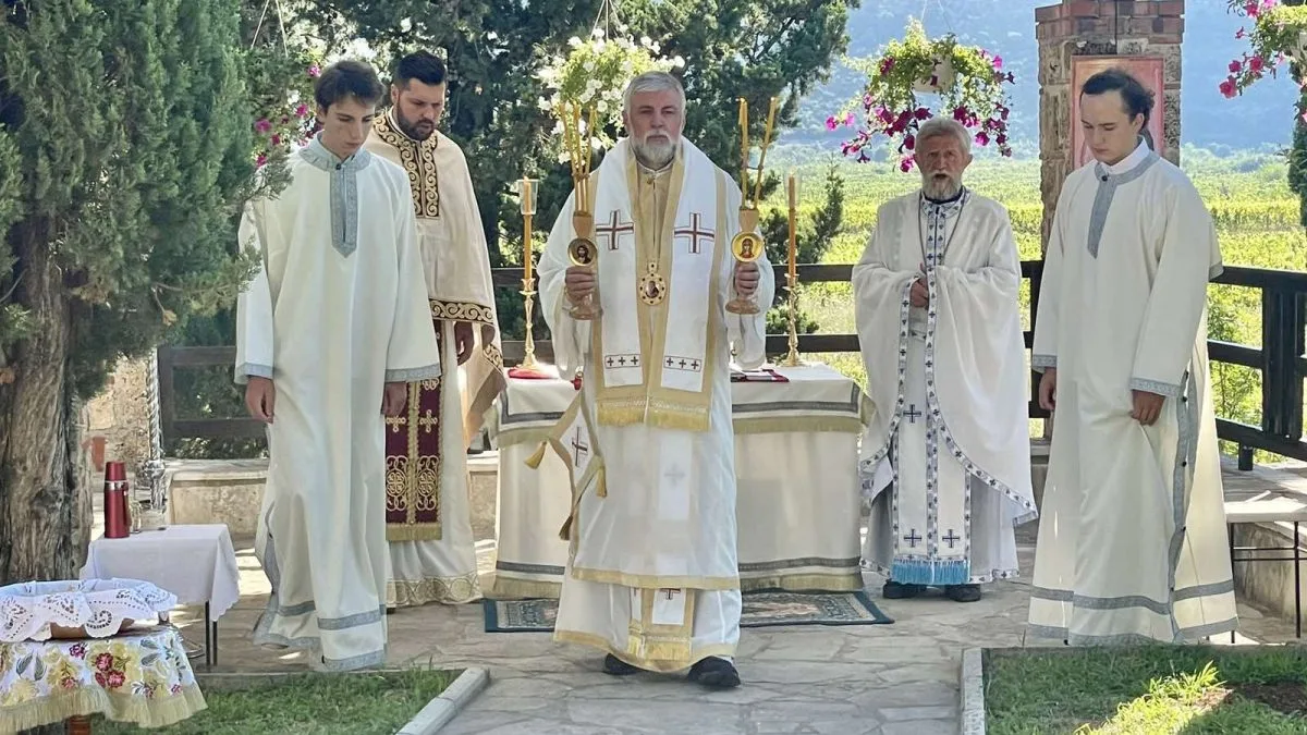 Владика Григорије служио у Петропавловом манастиру