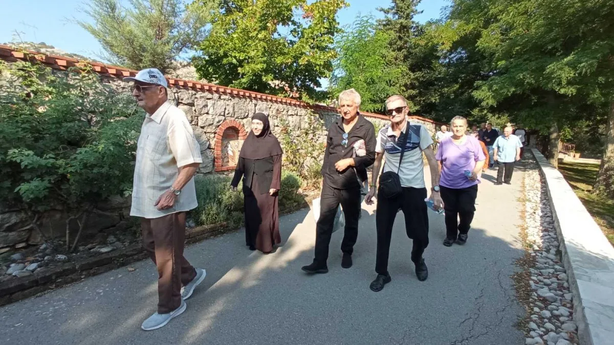 Посета корисника и запослених Дома пензионера из Требиња Петропавловом манастиру