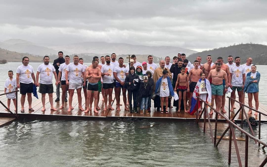 Богојављенско пливање за часни крст на језеру Десивоје