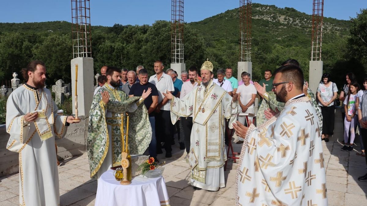 Слава у храма у Горњем Храсну