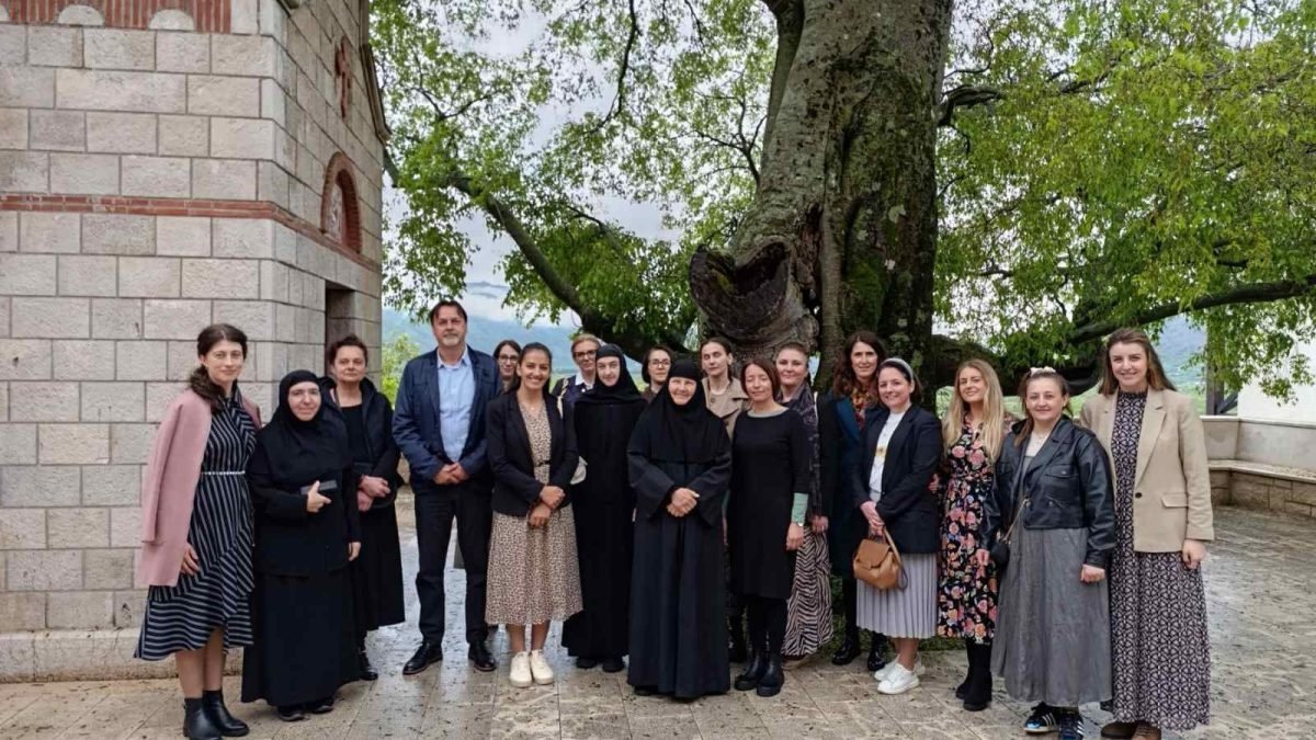Наставници у манастиру Рођења Светог Василија у Мркоњићима
