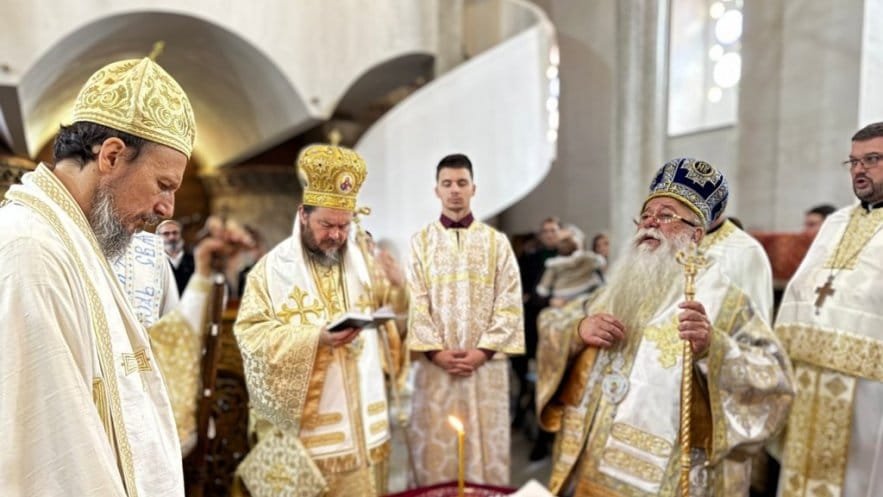 Светa Архијерејскa Литургијa у Фочи