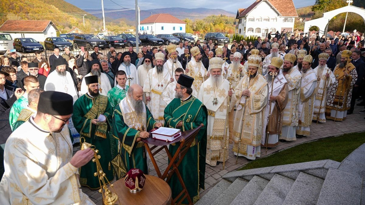 Патријарх Порфирије освештао храм Светог Саве у Дежеви