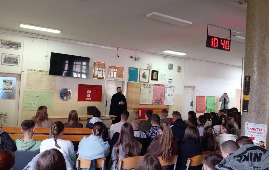 Предавање ђаконa Браниславa Рајковићa у ЈУ Центру средњих школа у Требињу