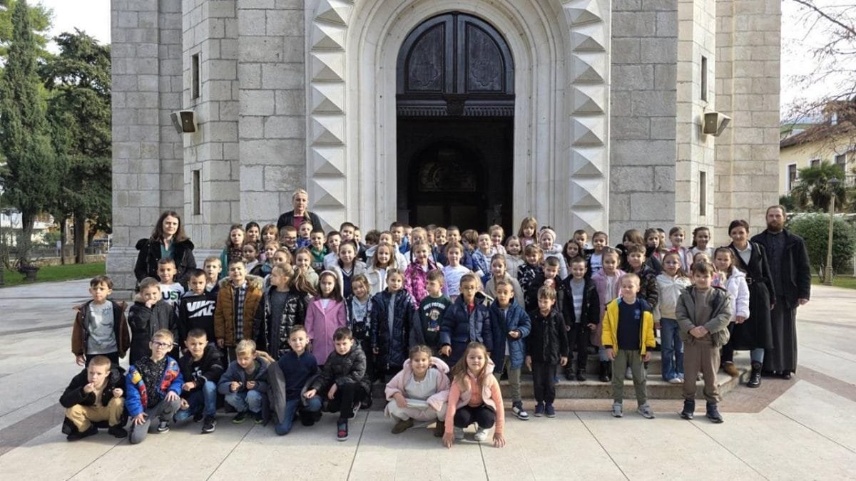 Посјета ђака првака О.Ш. ,,Ј.Ј.Змај” Саборном храму