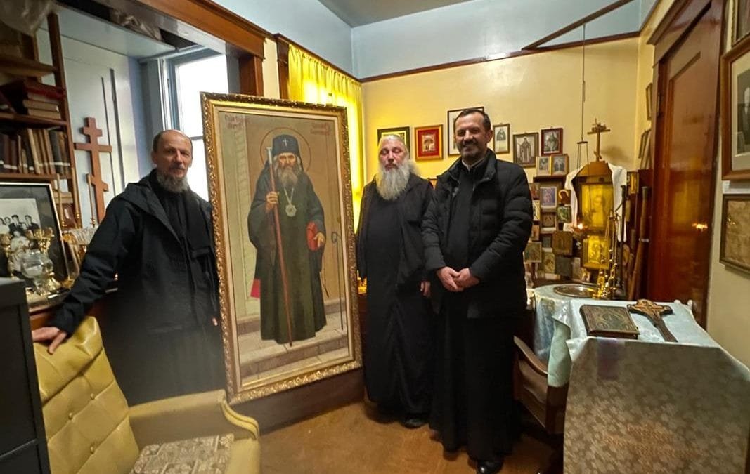 Митрополит Димитрије и игуман Теофил посетили дом и поклонили се моштима Светог Јована Шангајског