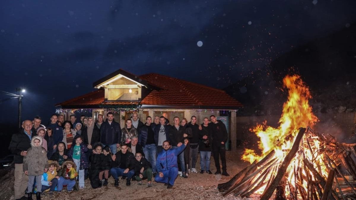 Налагање бадњака у парохији трећој требињској