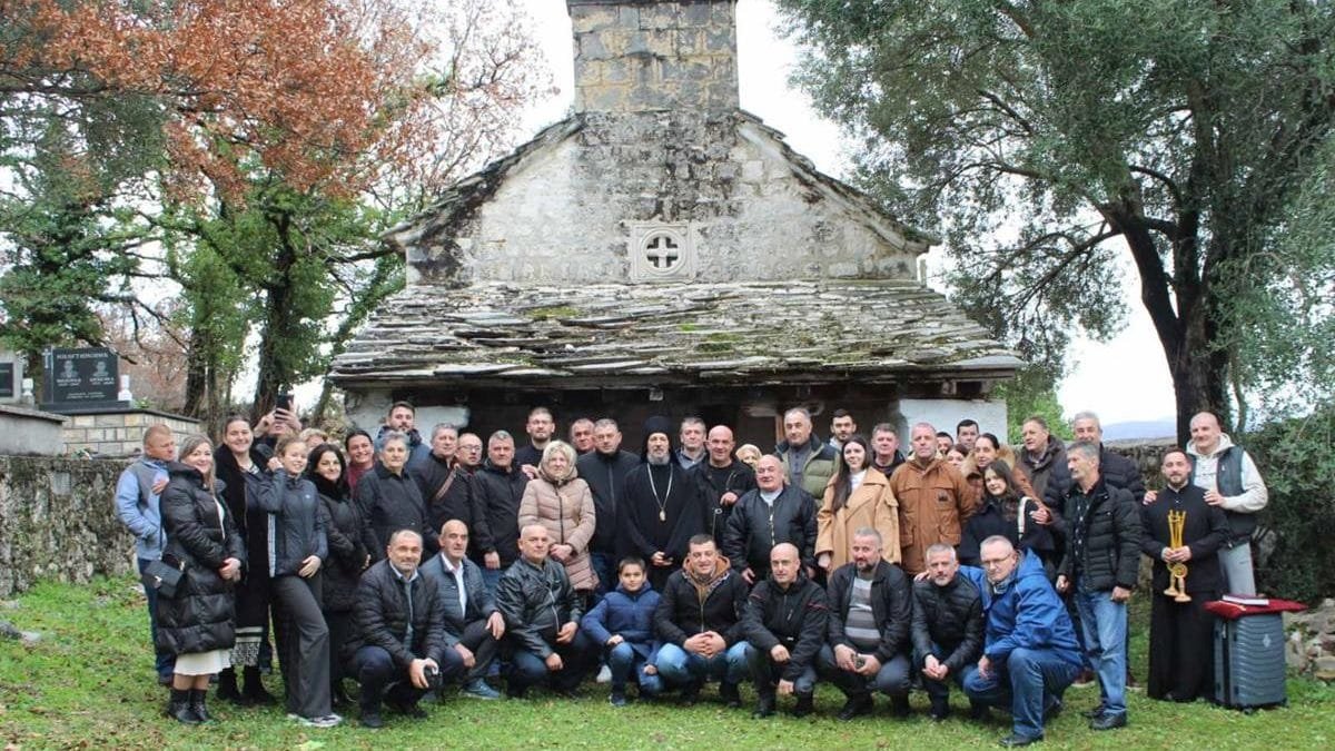 Освећење звона на Ошанићима