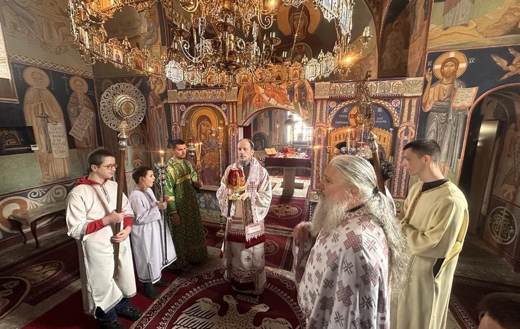 Митрополит Димитрије служио Свету Литургију у манастиру Дужи