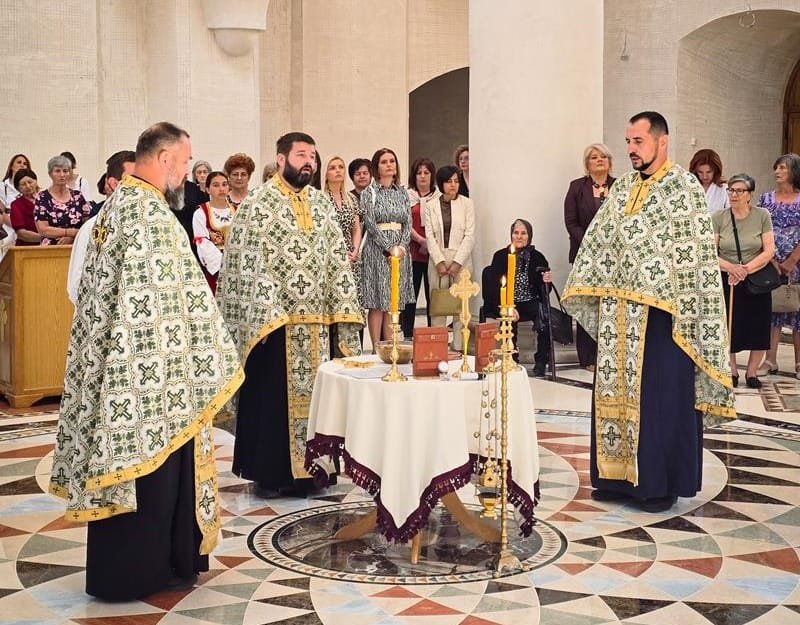 Парастосом у Саборној цркви Свете Тројице, која је запаљена на данашњи дан 1992. године, почело обиљежавање страдања и егзодуса Срба из Мостара и долине Неретве у јуну 1992. године.