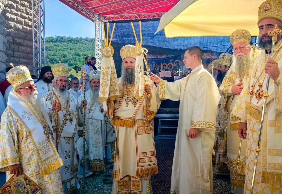 Патријарх Порфирије са Архијерејима богослужио на Вучијем Долу поводом 150 година од чувене битке