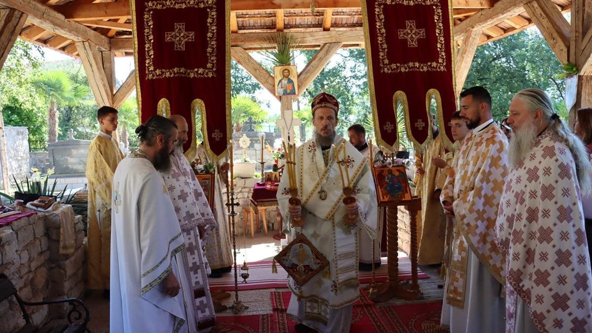 Света Литургија на темељима средњовјековног храма и ранохришћанске гробнице у требињском насељу Засад