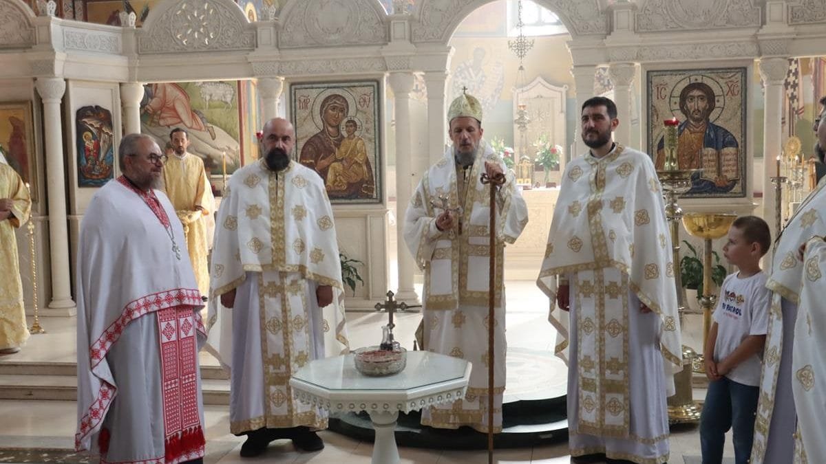 Љетна школа – Архијерејска Литургија у Требињу