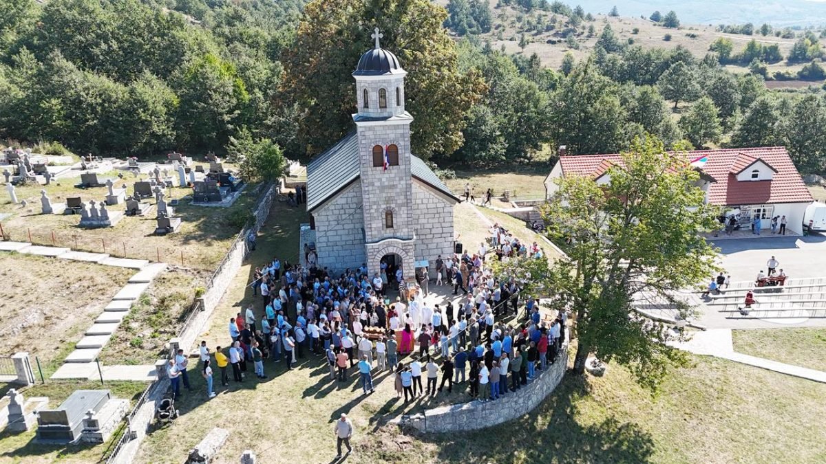 Архијерејска Литургија у Биограду