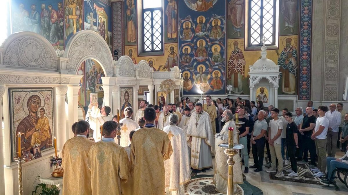 Света литургија у Саборном храму у Требињу