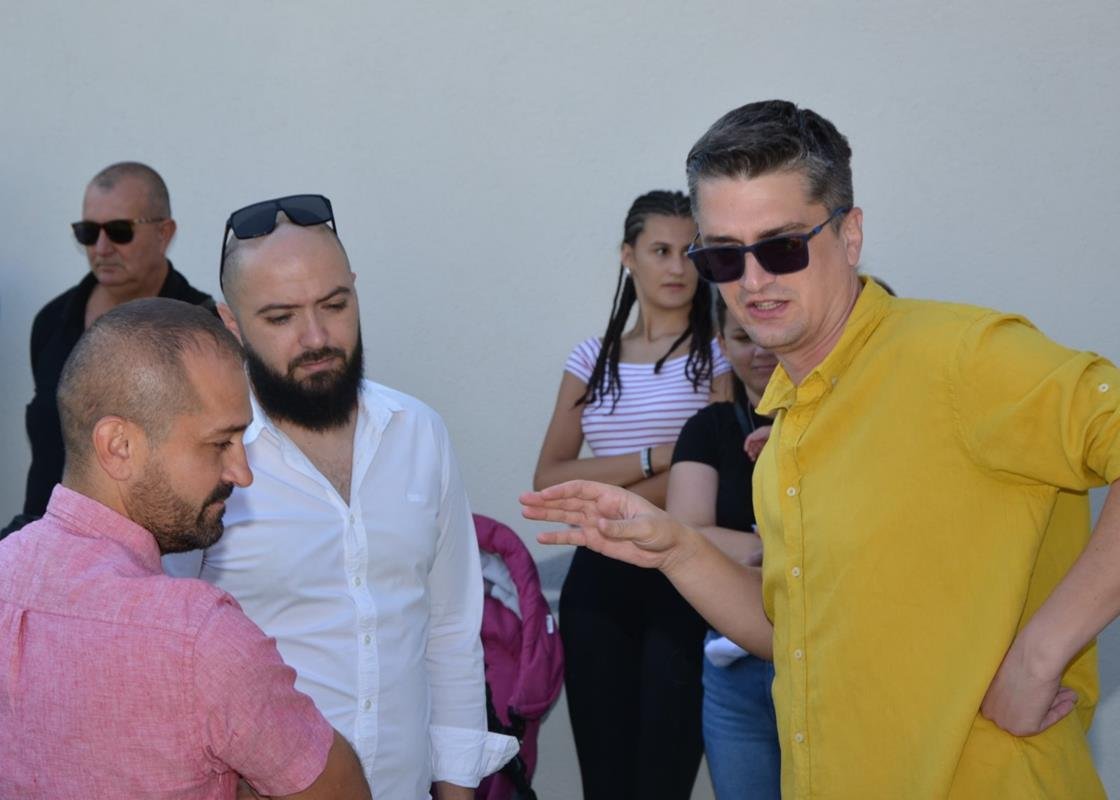 IMG-8de70862e447ae9dbc5604654ad4a180-V